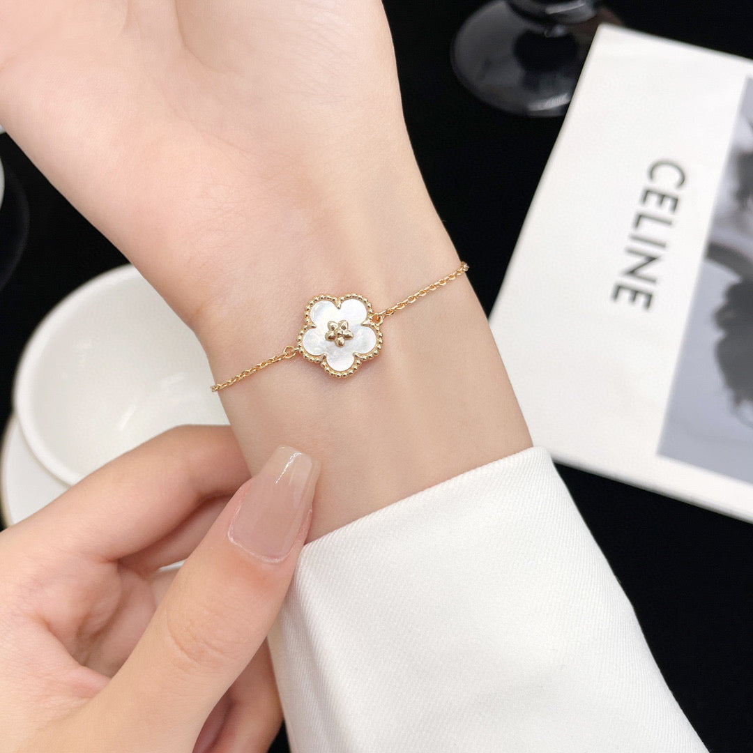 [Limara]LUCKY WHITE MOP PLUM BLOSSOM  BRACELET