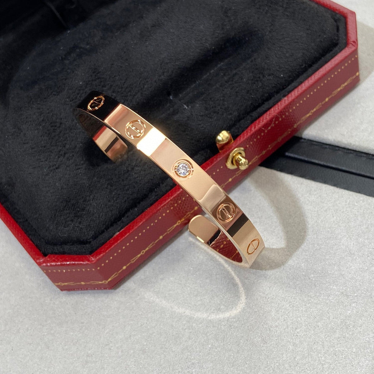 [Limara] LOVE BRACELET 6.1MM 1 DIAMOND OPEN CUFF