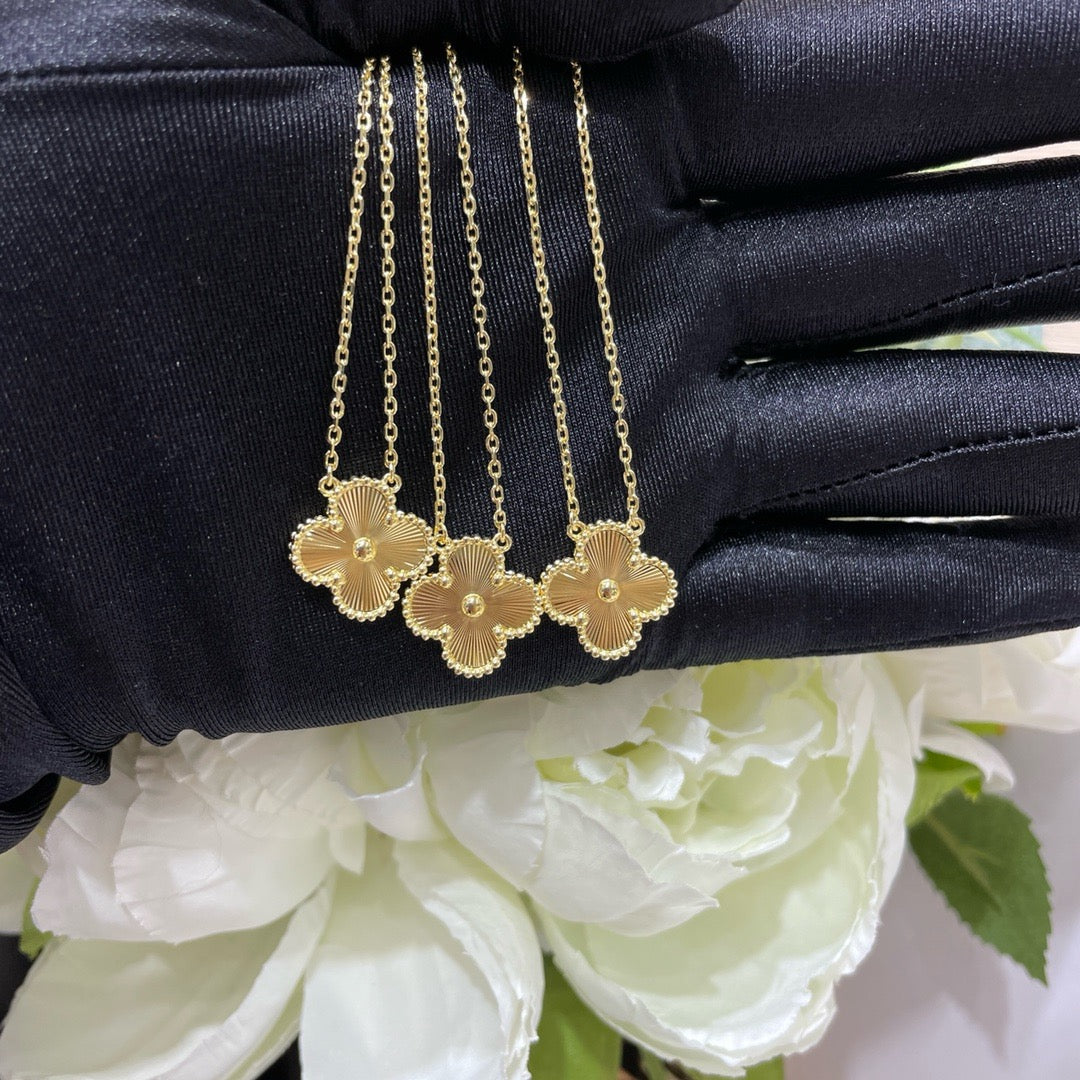 [Limara]CLOVER 15MM LASER NECKLACE