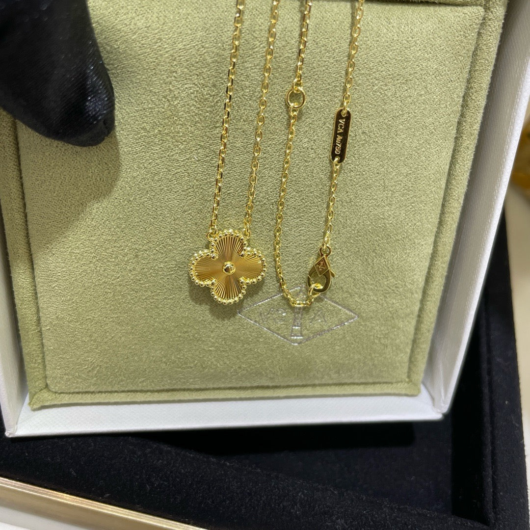[Limara]CLOVER 15MM LASER NECKLACE
