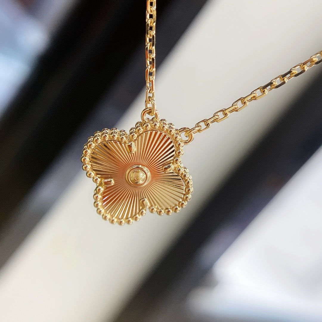 [Limara]CLOVER 15MM LASER NECKLACE