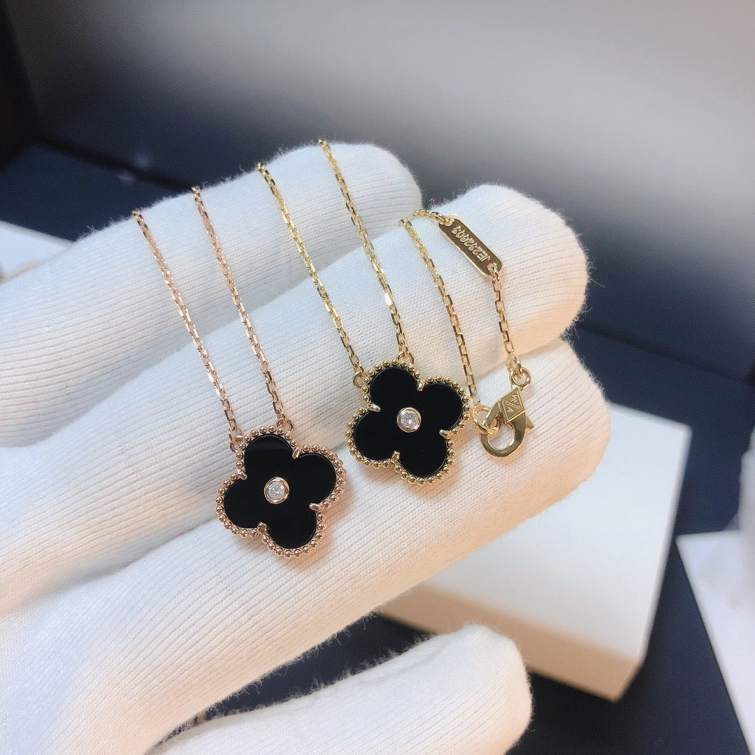 [Limara] CLOVER 15MM DIAMOND ONYX NECKLACE