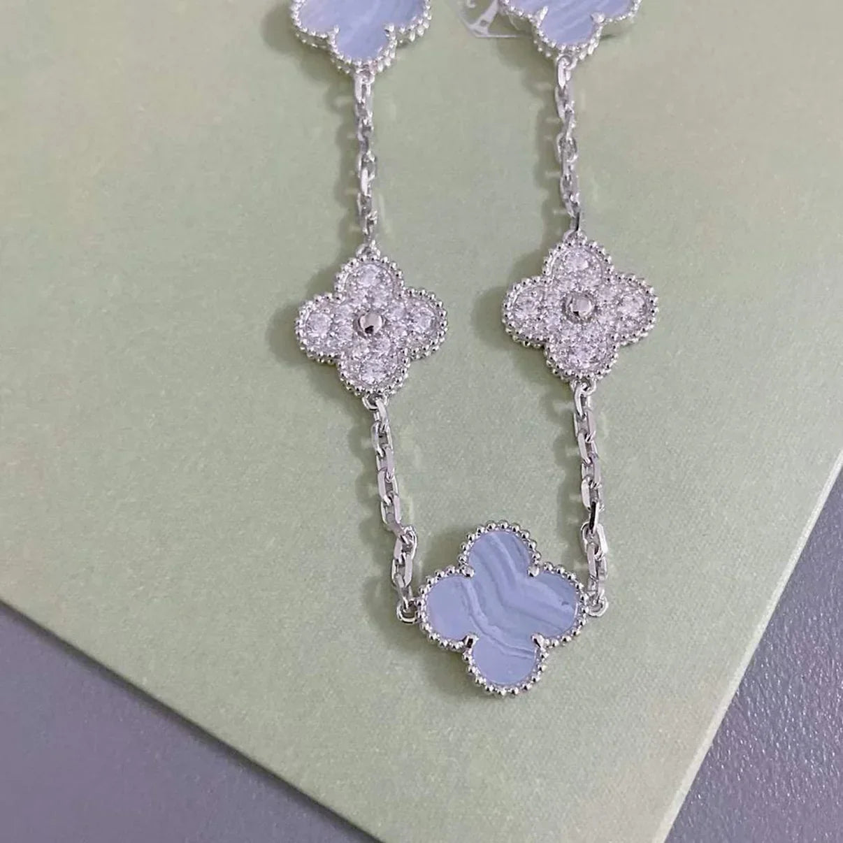 [Limara]LUCKY CLOVER 5-MOTIF BRACELET - PURPLE CHALCEDONY COLLECTION