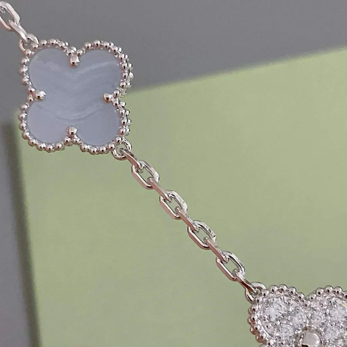 [Limara]LUCKY CLOVER 5-MOTIF BRACELET - PURPLE CHALCEDONY COLLECTION