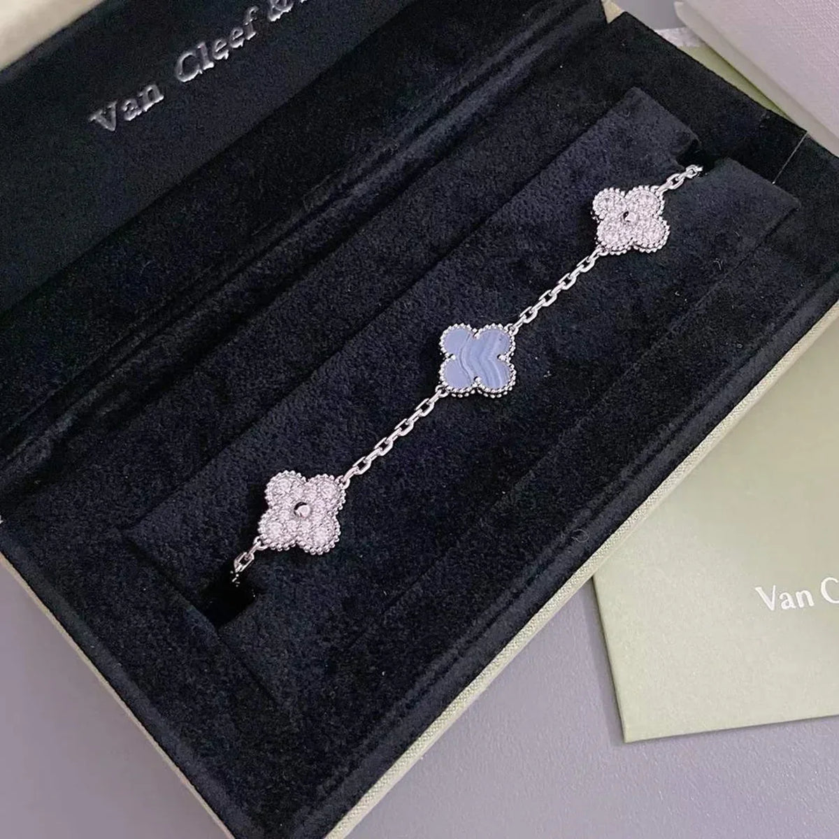 [Limara]LUCKY CLOVER 5-MOTIF BRACELET - PURPLE CHALCEDONY COLLECTION