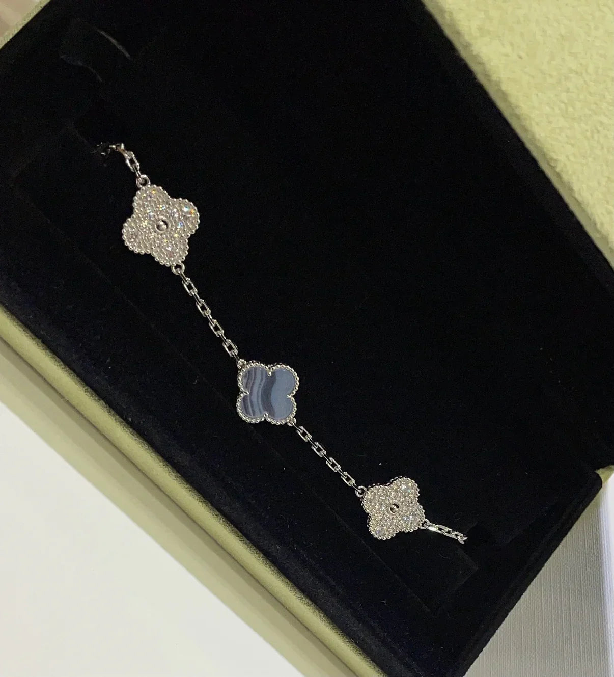 [Limara]LUCKY CLOVER 5-MOTIF BRACELET - PURPLE CHALCEDONY COLLECTION