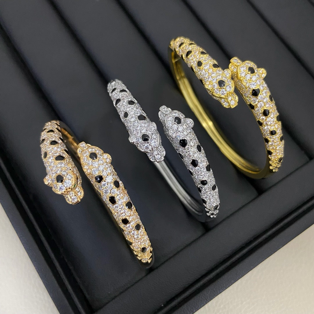 [Limara] PANTHERE DOUBLE HEADED HALF DIAMOND OPEN BRACELET