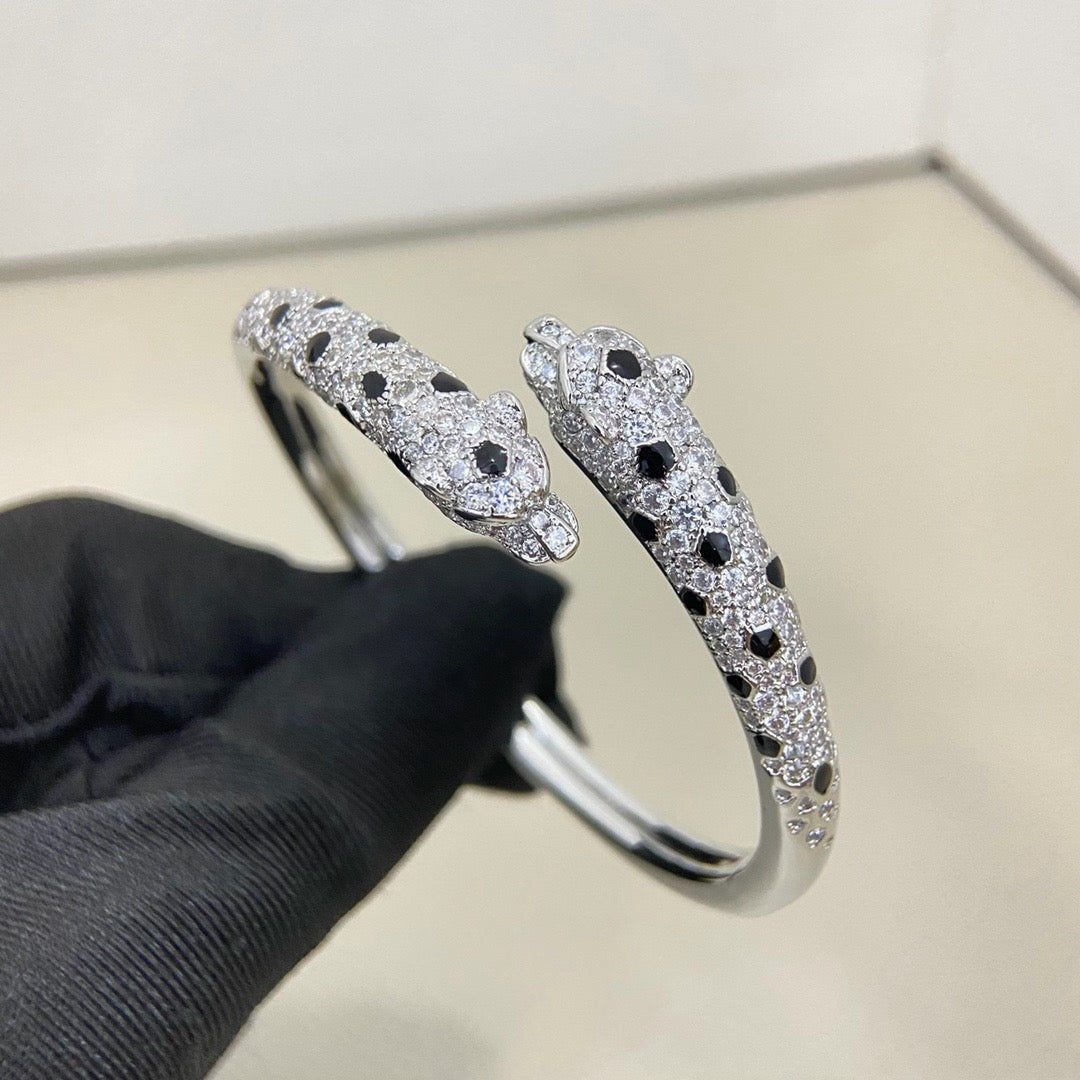 [Limara] PANTHERE DOUBLE HEADED HALF DIAMOND OPEN BRACELET