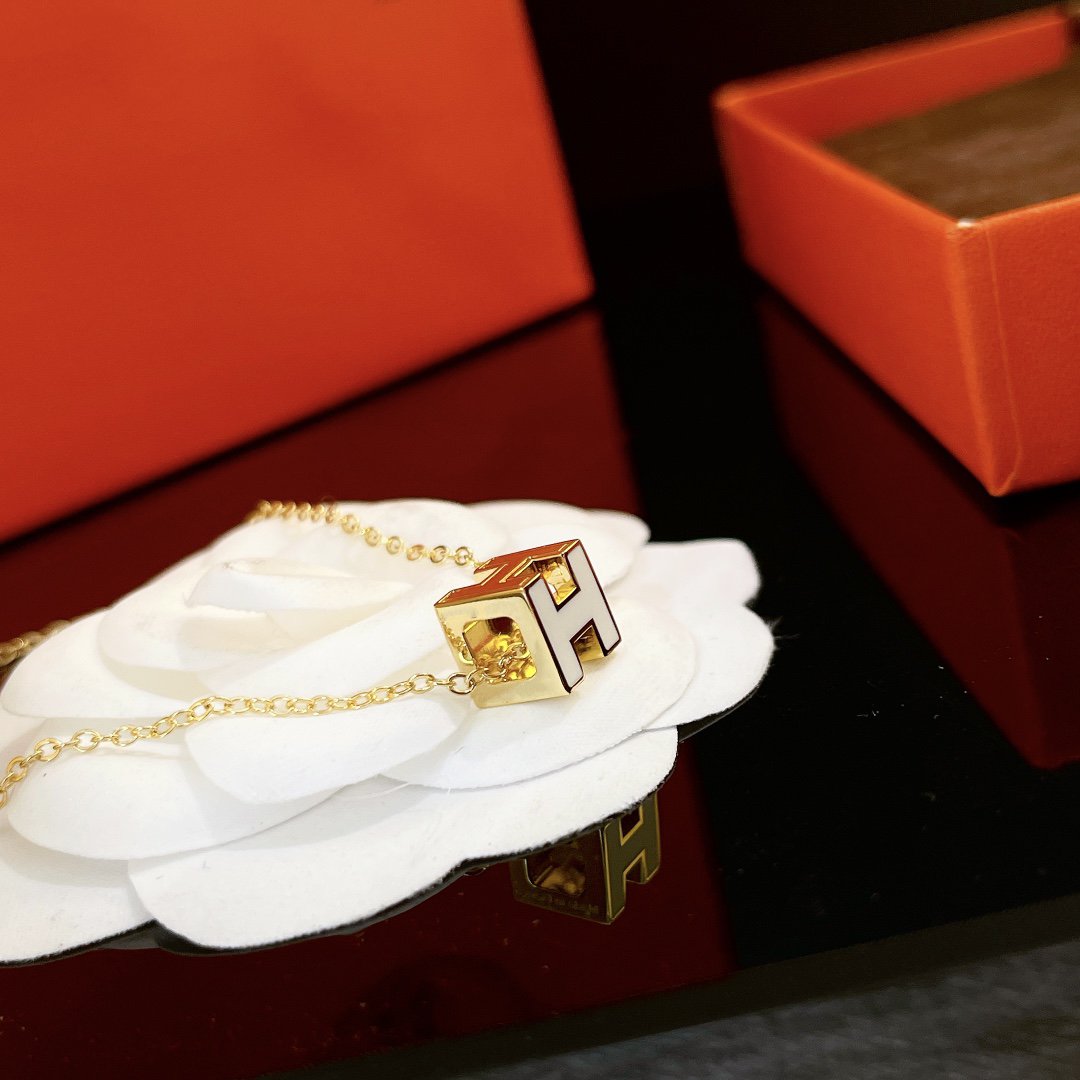 [Limara]H WHITE SQUARE GOLD NECKLACE