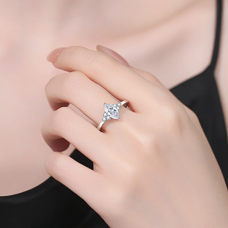 [Limara]ELEGANT MARQUISE CUT MOISSANITE RING WITH SIDE ACCENTS