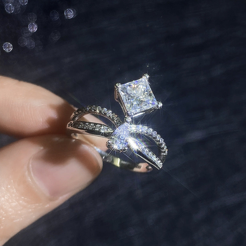 [Limara]ELEGANT DOUBLE-TWISTED MOISSANITE RING
