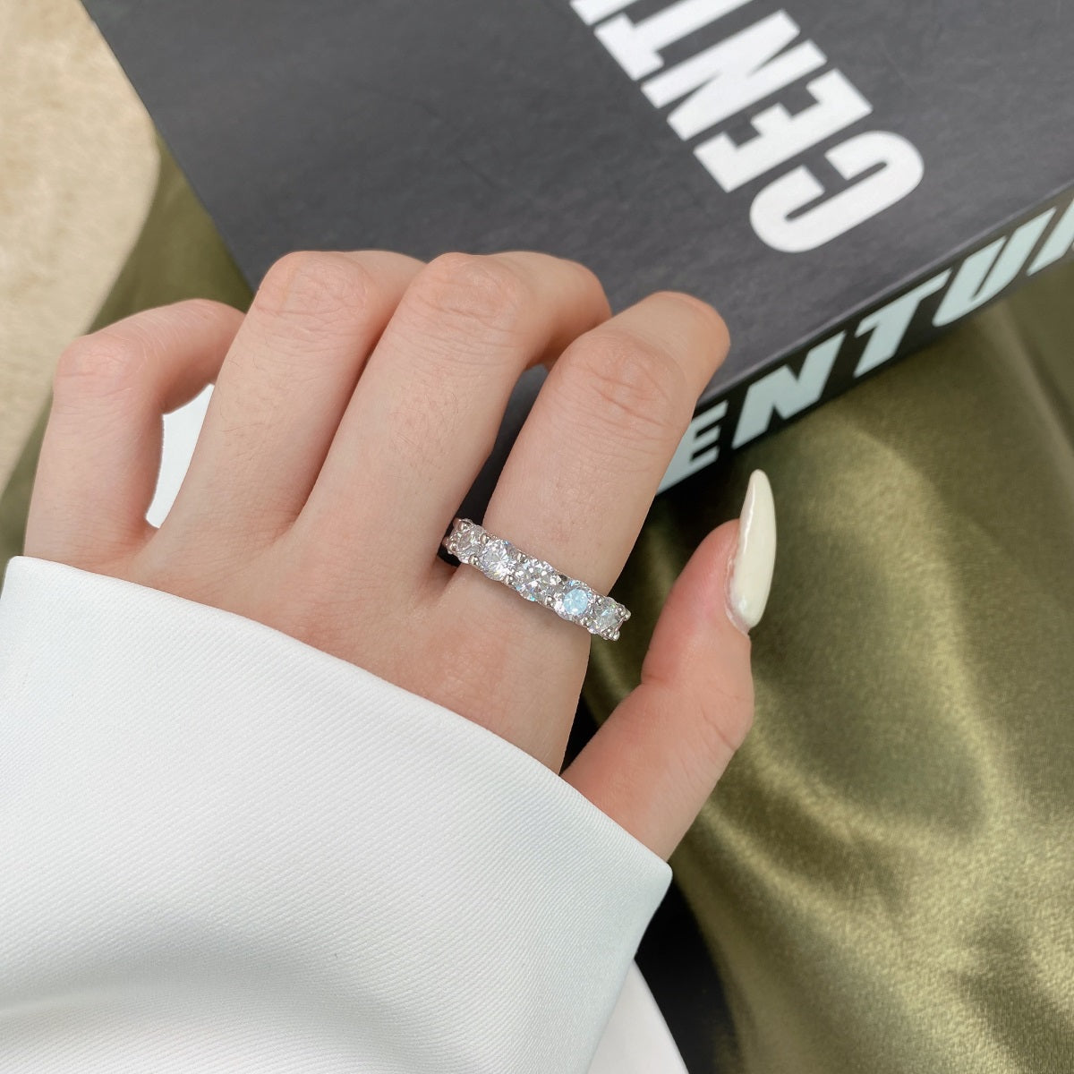 [Limara]Gorgeous Round Cut Tennis Ring