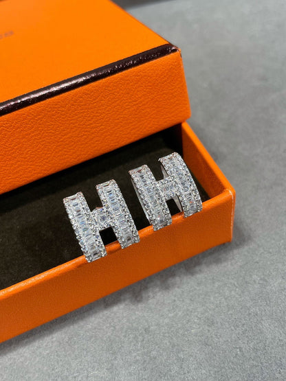 [Limara]H STUD EARRINGS WITH SILVER DIAMONDS