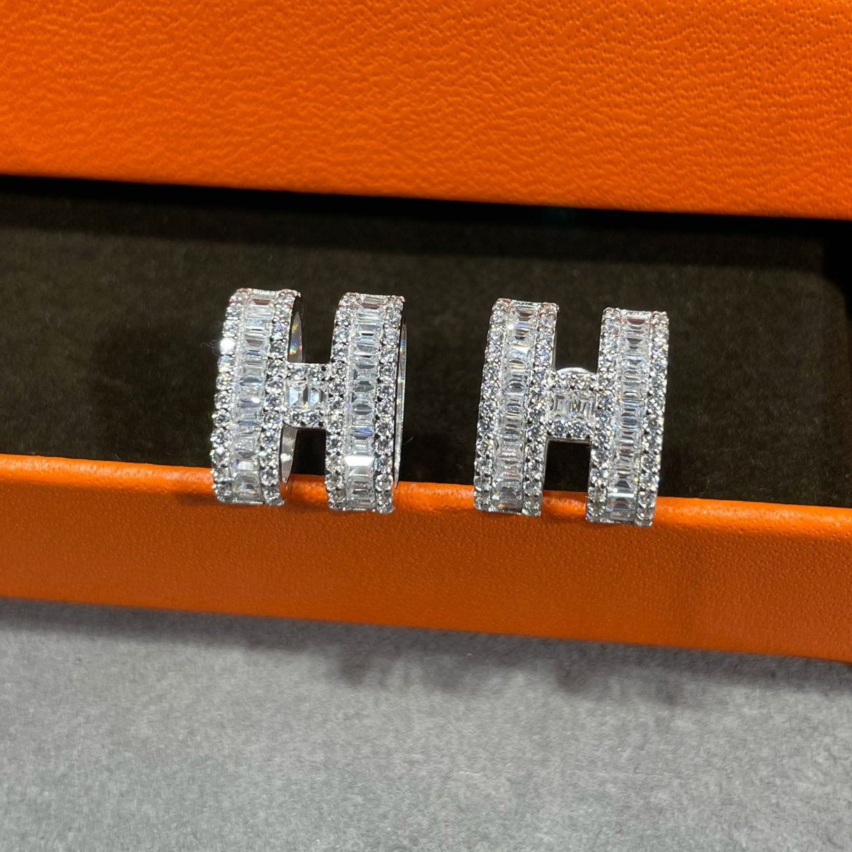 [Limara]H STUD EARRINGS WITH SILVER DIAMONDS