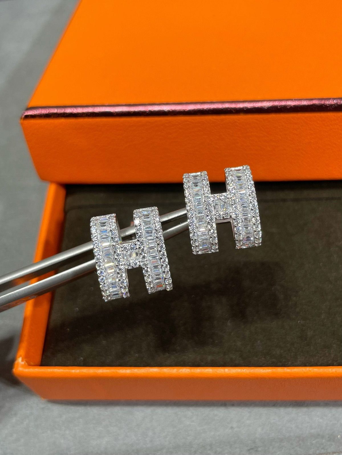 [Limara]H STUD EARRINGS WITH SILVER DIAMONDS