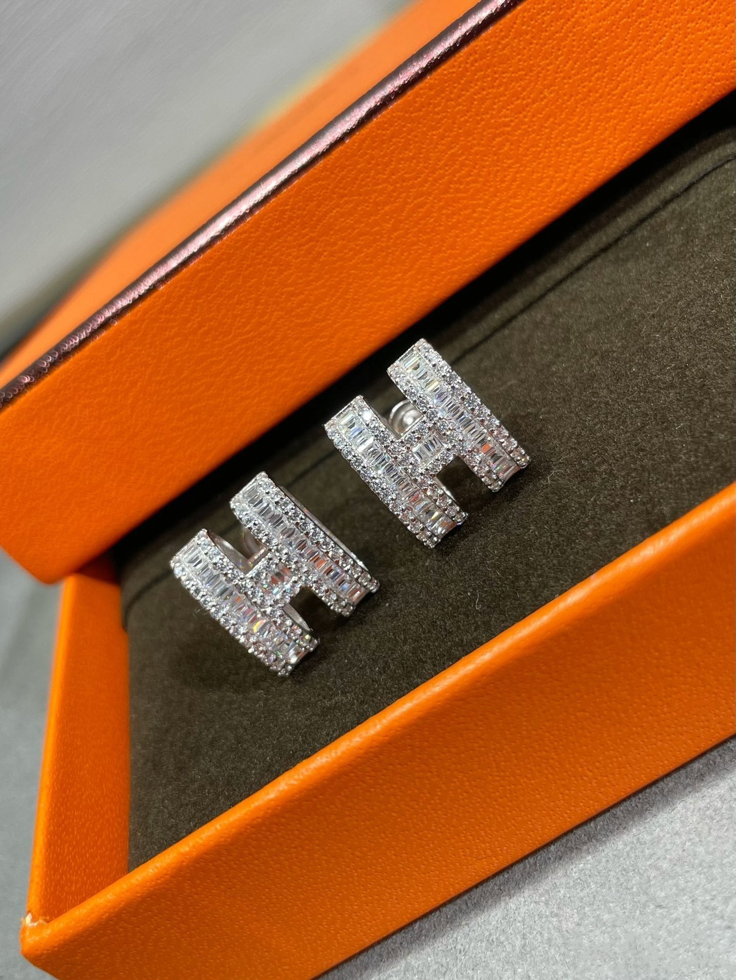 [Limara]H STUD EARRINGS WITH SILVER DIAMONDS