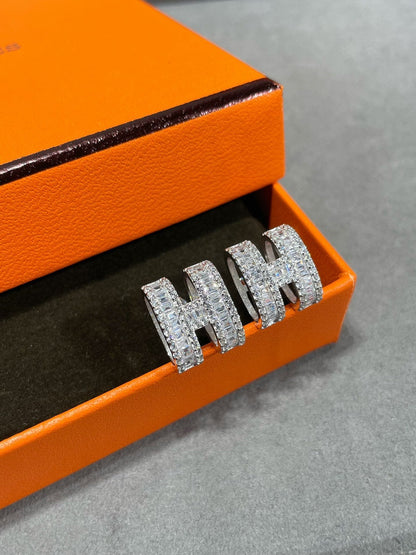 [Limara]H STUD EARRINGS WITH SILVER DIAMONDS