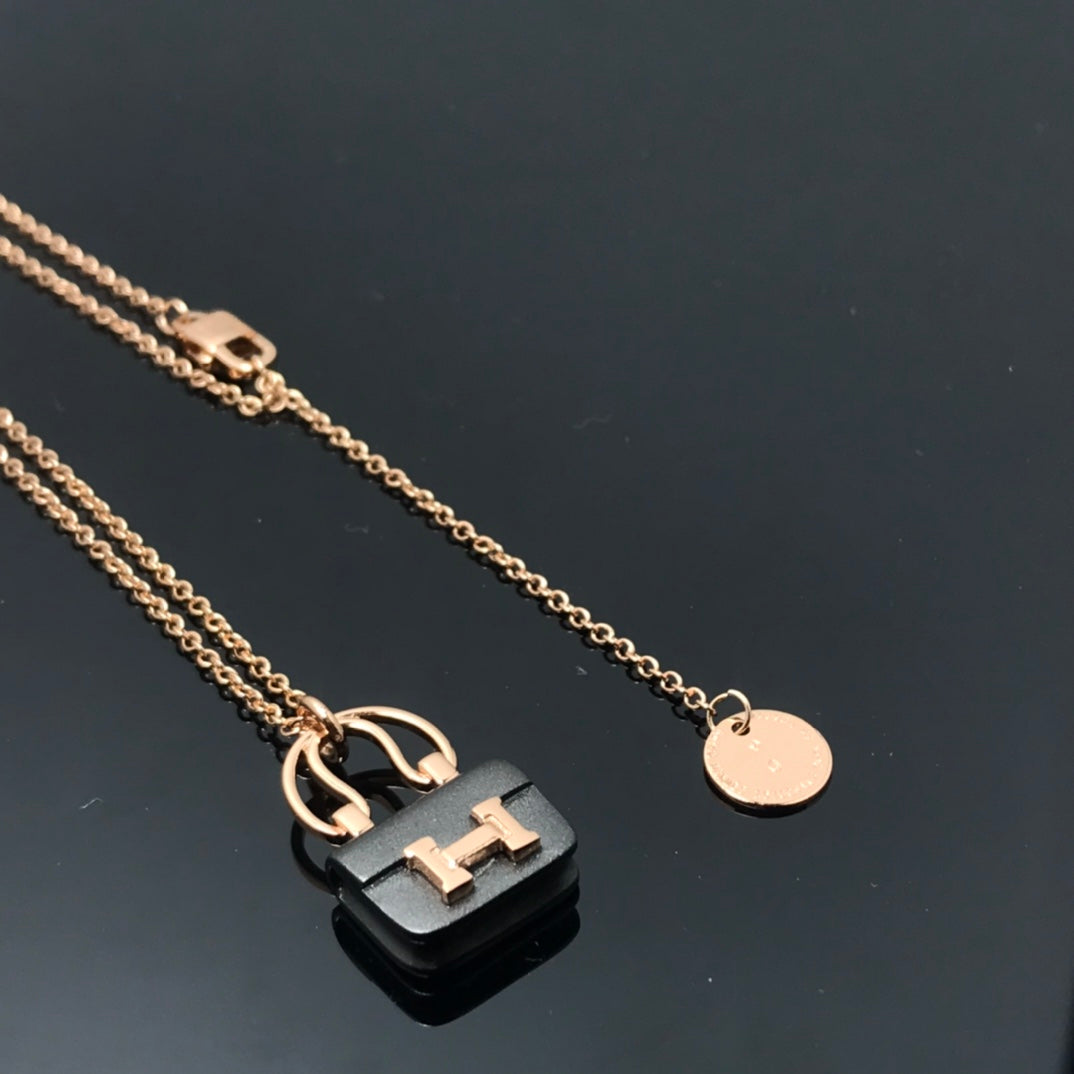 [Limara]WOMEN'S HM AMULETTES CONSTANCE PENDANT NECKLACE