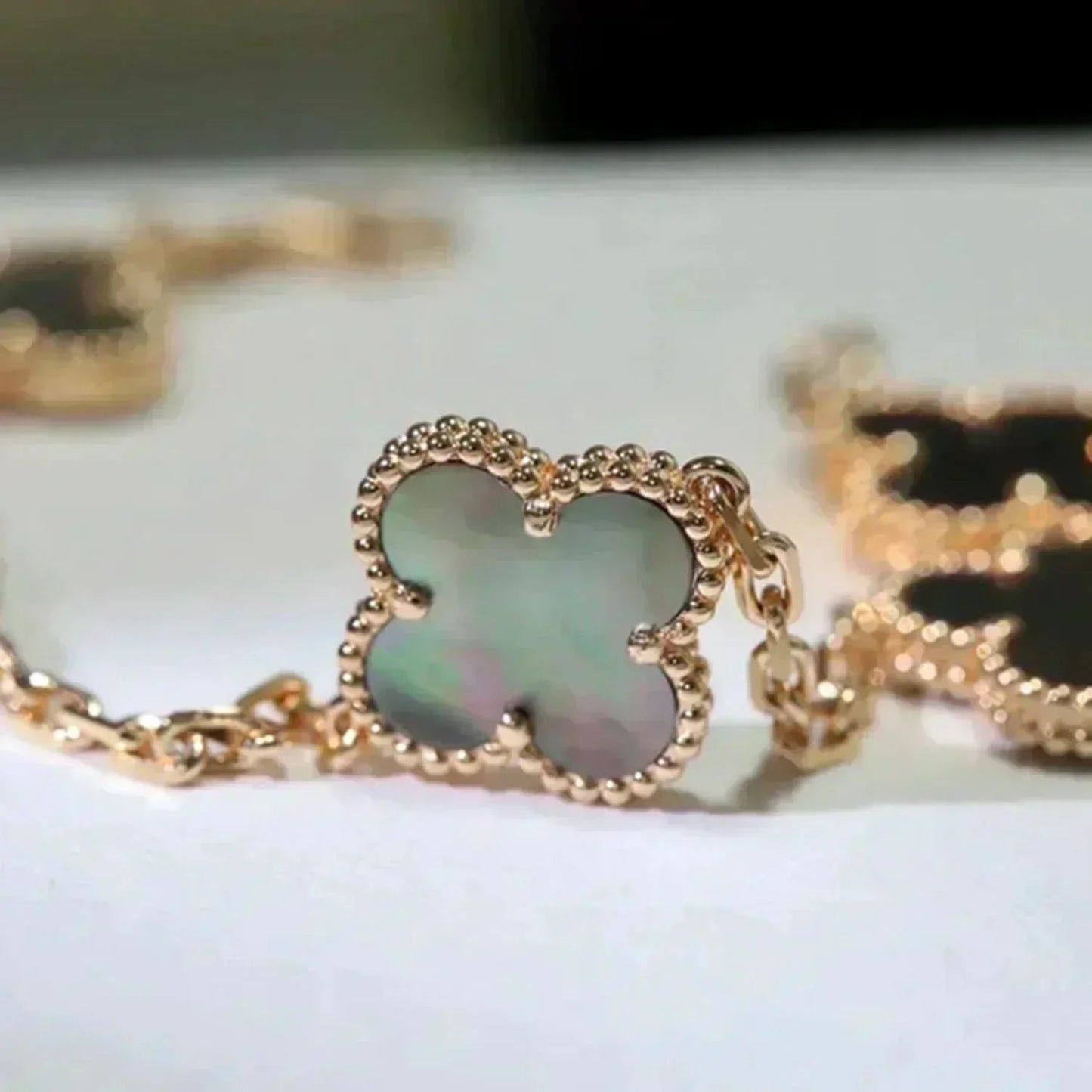 [Limara]LUCKY CLOVER 5-MOTIF BRACELET - GREY MOTHER-OF-PEARL COLLECTION
