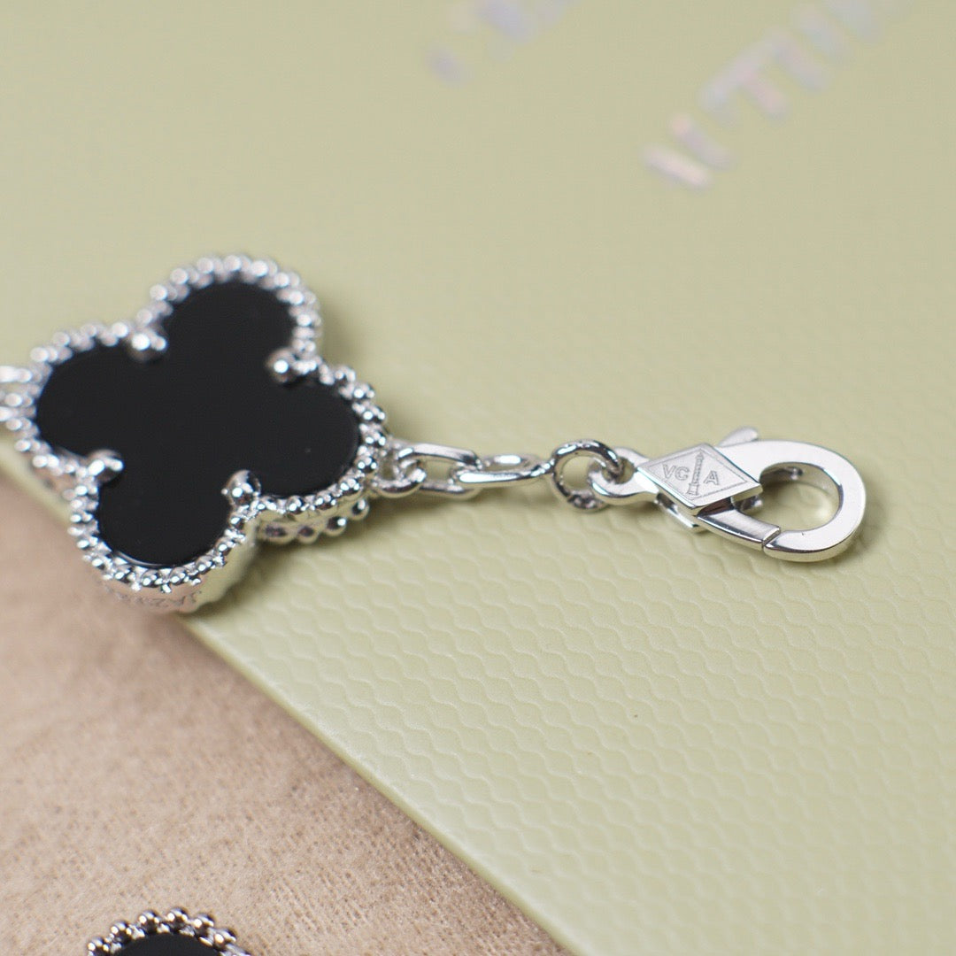 [Limara]LUCKY CLOVER 5-MOTIF BRACELET - BLACK OXNY COLLECTION