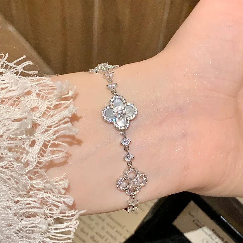 [Limara] CLOVER 5 MOTIF PINK BLUE RED WHITE BRACELET