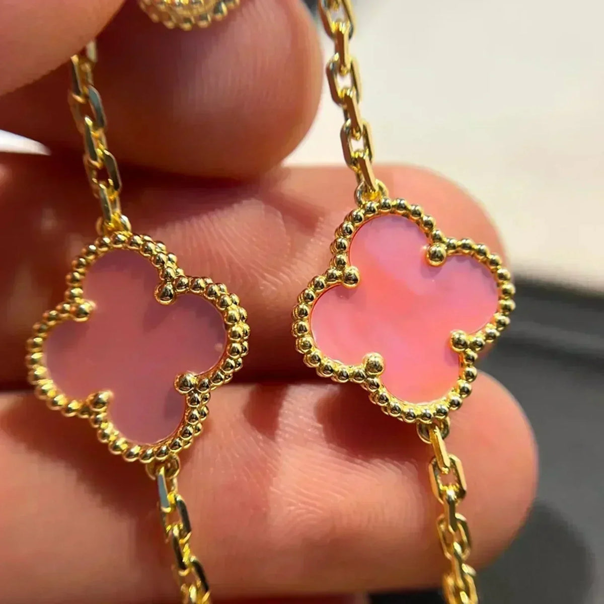 [Limara]LUCKY CLOVER 5-MOTIF BRACELET - PINK MOTHER-OF-PEARL COLLECTION