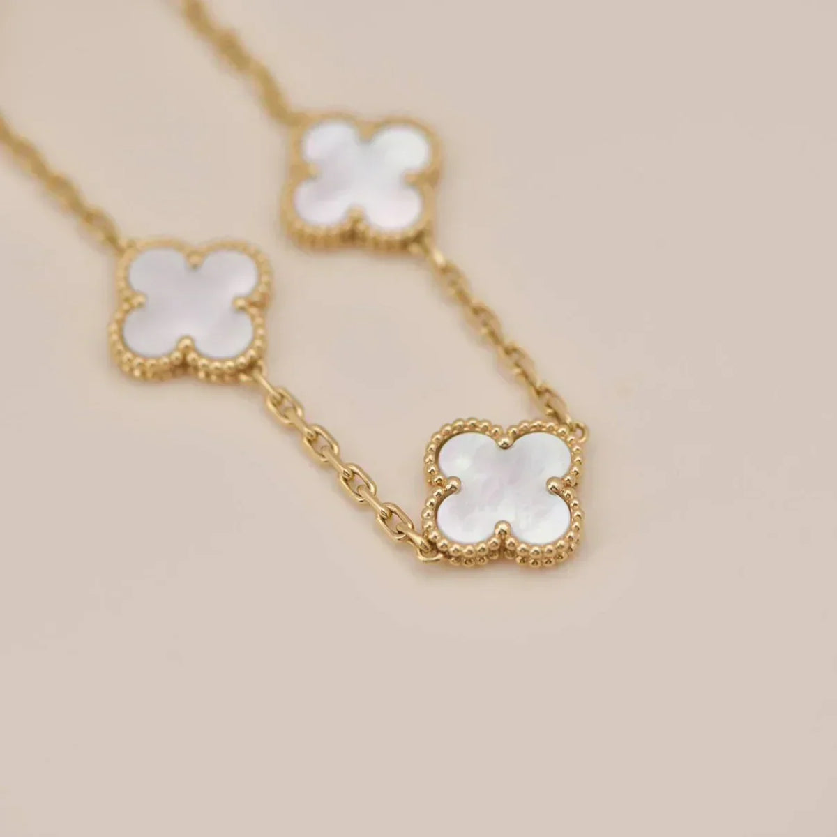 [Limara] CLOVER WHITE PEARL MOP 5 MOTIF BRACELET COLLECTION