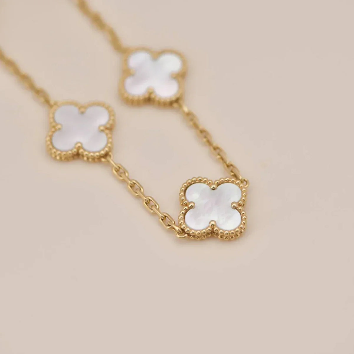 [Limara]LUCKY CLOVER 5-MOTIF BRACELET - WHITE MOTHER-OF-PEARL COLLECTION