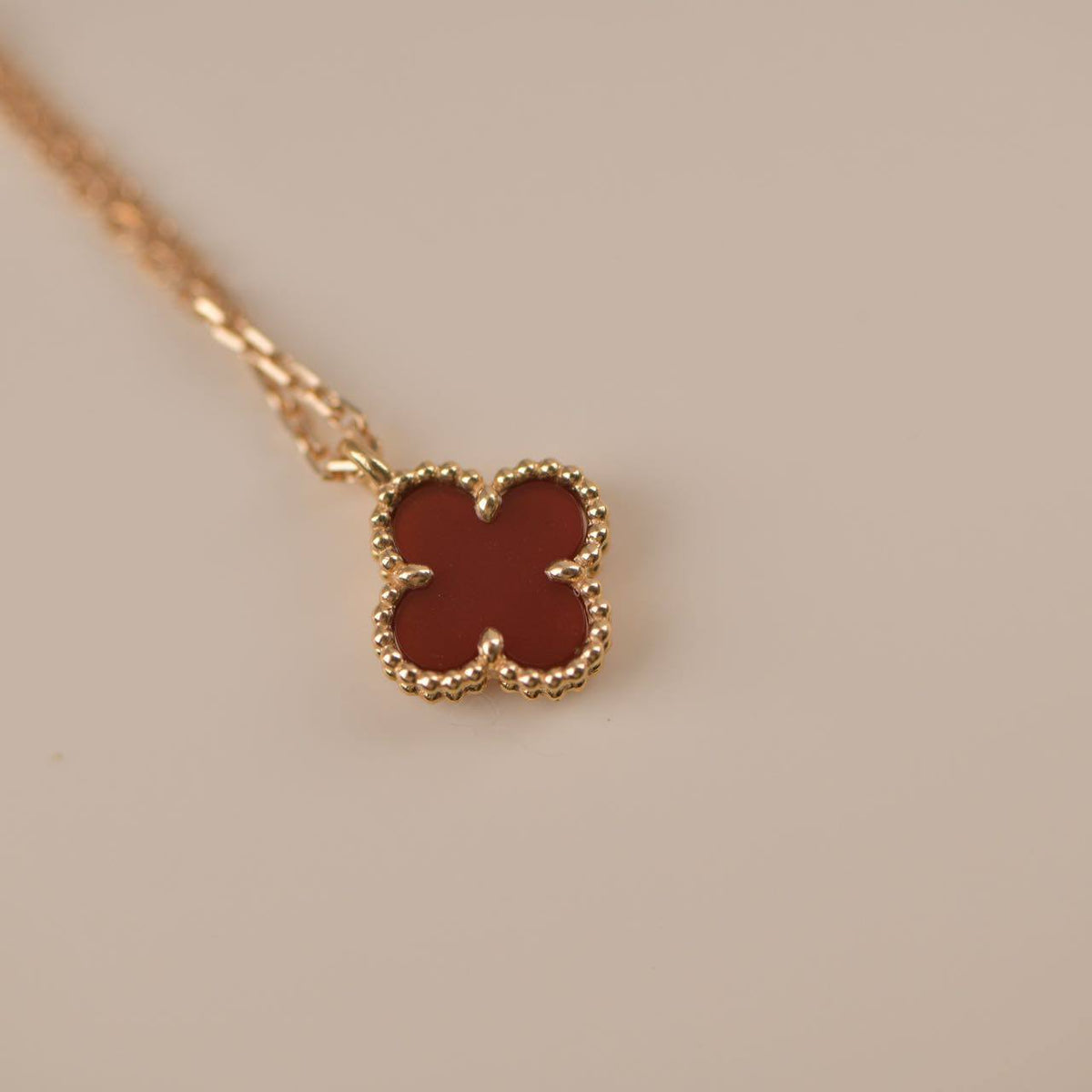 [Limara]CLOVER MINI 9.5MM WHITE CARNELIANS NECKLACE