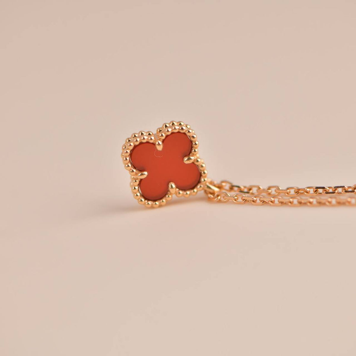 [Limara]CLOVER MINI 9.5MM WHITE CARNELIANS NECKLACE