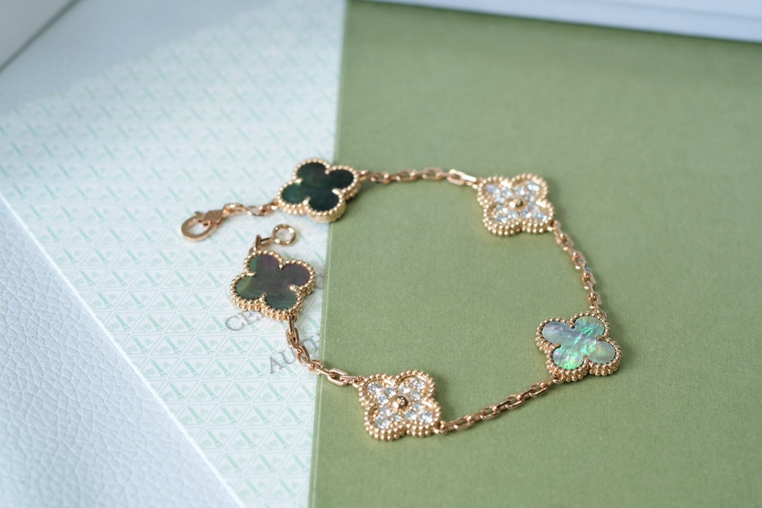 [Limara]LUCKY CLOVER 5-MOTIF BRACELET - GREY MOTHER-OF-PEARL COLLECTION