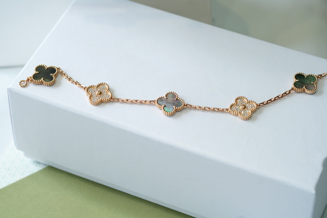 [Limara]LUCKY CLOVER 5-MOTIF BRACELET - GREY MOTHER-OF-PEARL COLLECTION
