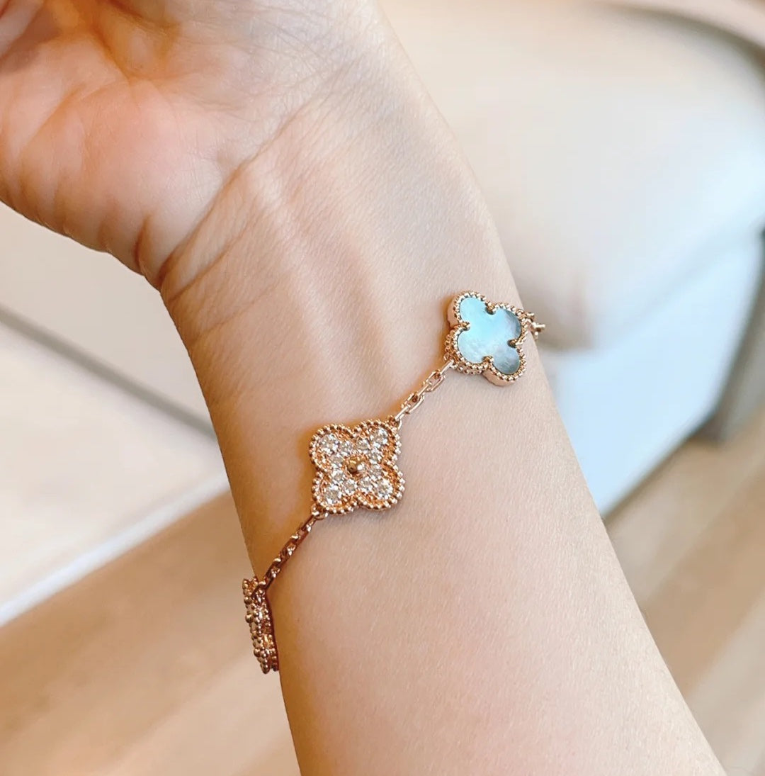 [Limara]LUCKY CLOVER 5-MOTIF BRACELET - GREY MOTHER-OF-PEARL COLLECTION