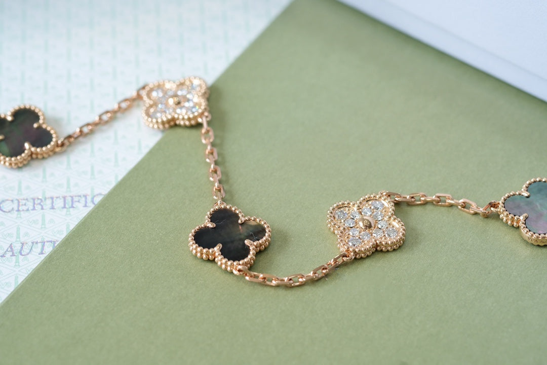 [Limara]LUCKY CLOVER 5-MOTIF BRACELET - GREY MOTHER-OF-PEARL COLLECTION