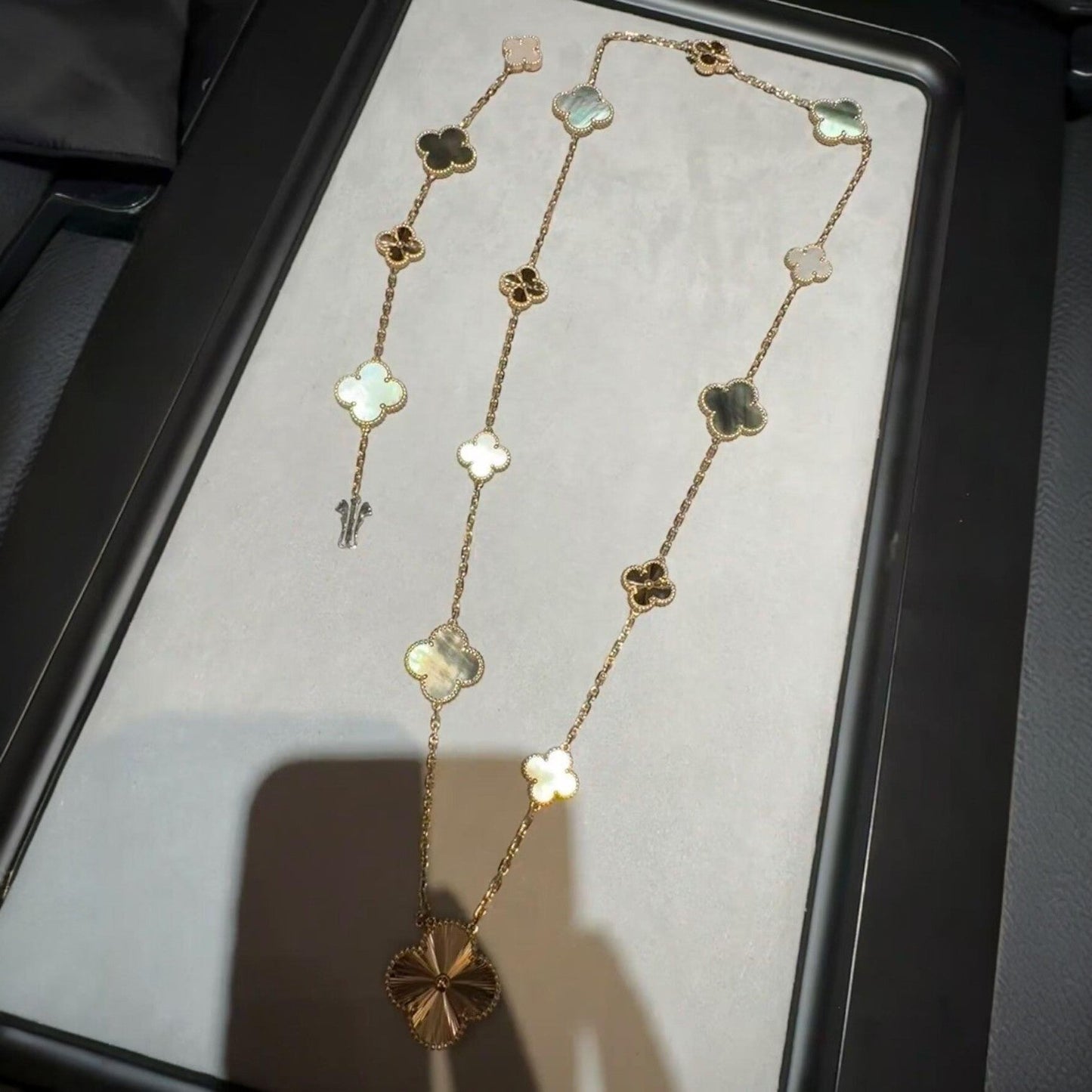 [Limara]DETACHABLE 15-MOTIF CLOVER STATEMENT SET - GREY MOTHER-OF-PEARL & LASER