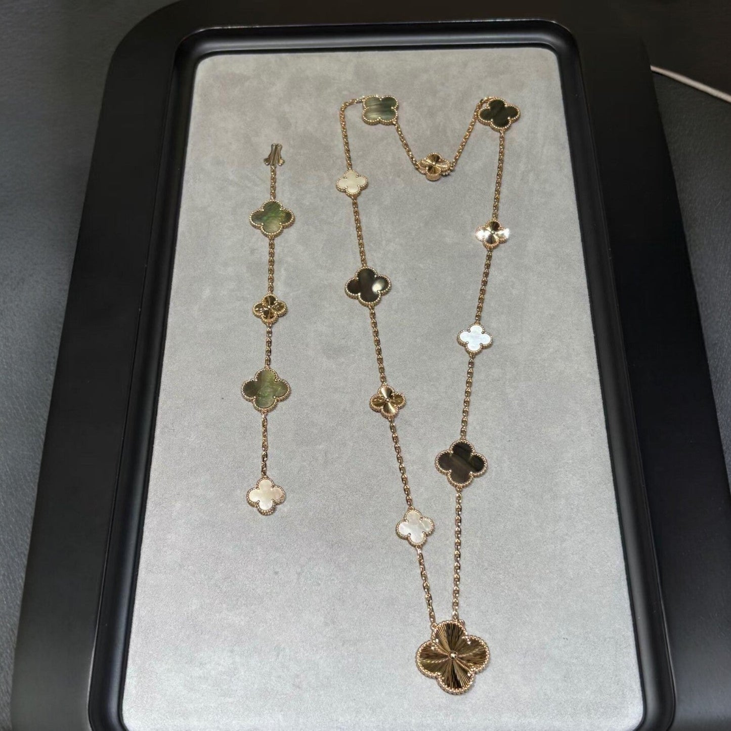 [Limara]DETACHABLE 15-MOTIF CLOVER STATEMENT SET - GREY MOTHER-OF-PEARL & LASER