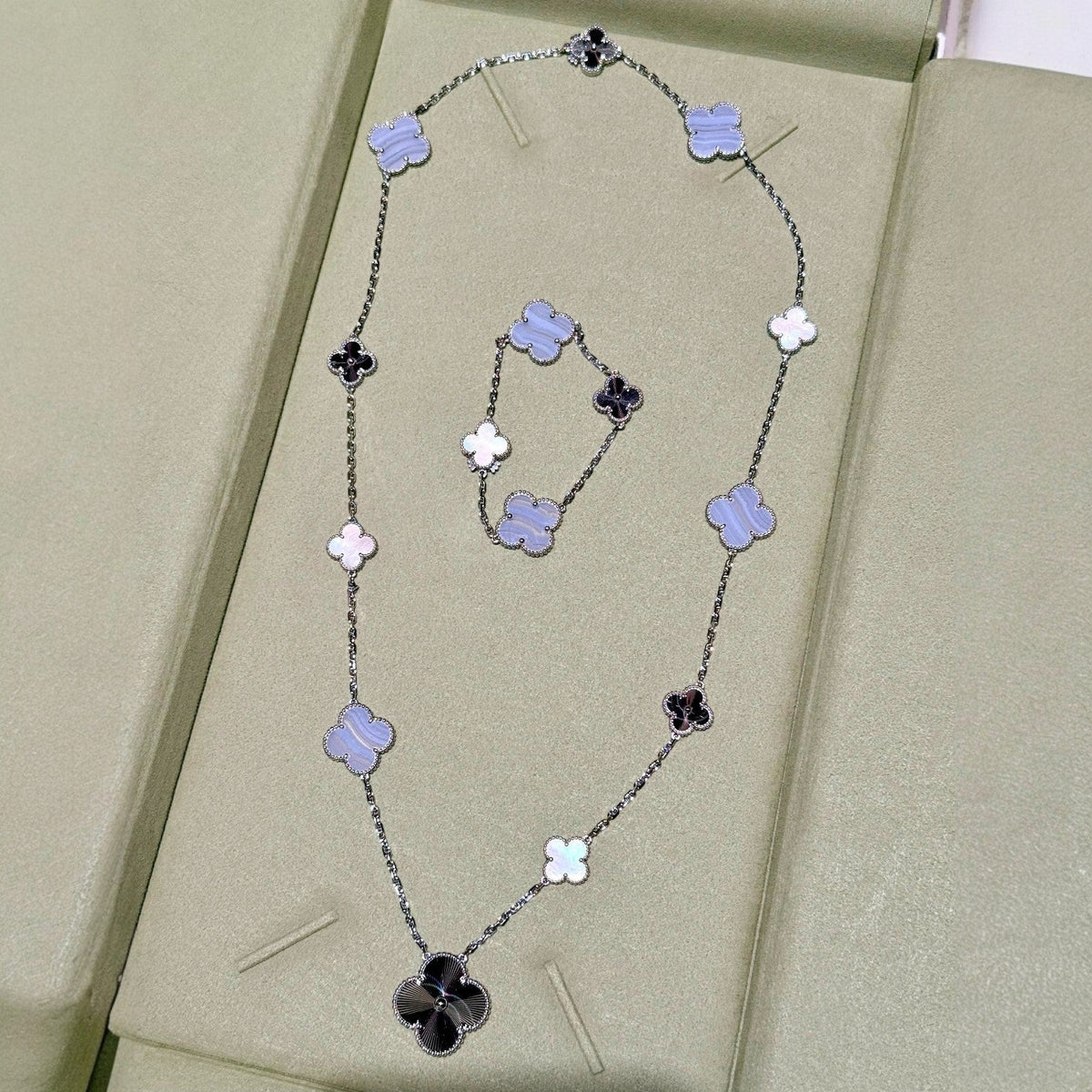 [Limara]DETACHABLE 15-MOTIF CLOVER STATEMENT SET - PURPLE CHALCEDONY & LASER