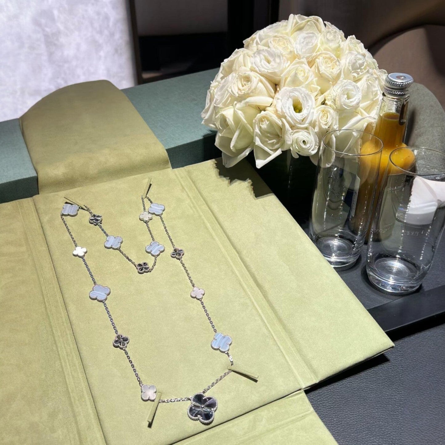 [Limara]DETACHABLE 15-MOTIF CLOVER STATEMENT SET - PURPLE CHALCEDONY & LASER