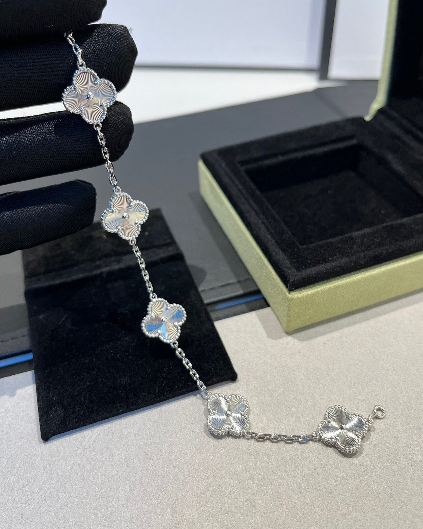[Limara]LUCKY CLOVER 5-MOTIF BRACELET - LASER COLLECTION