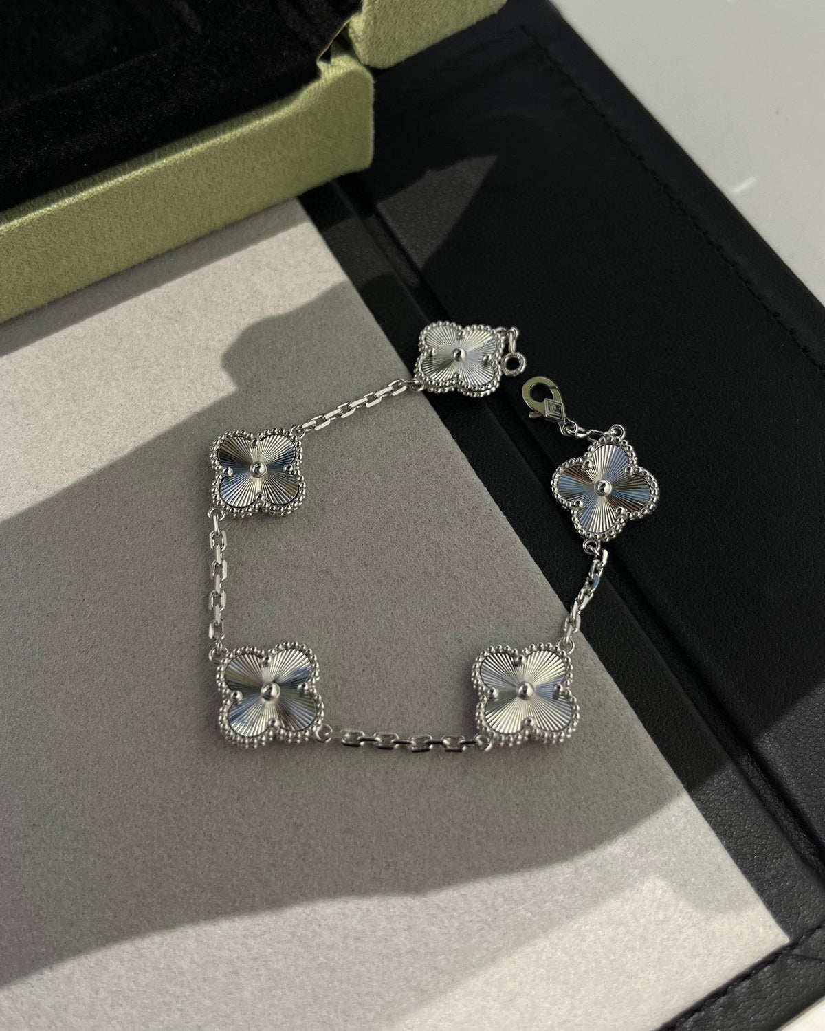 [Limara]LUCKY CLOVER 5-MOTIF BRACELET - LASER COLLECTION
