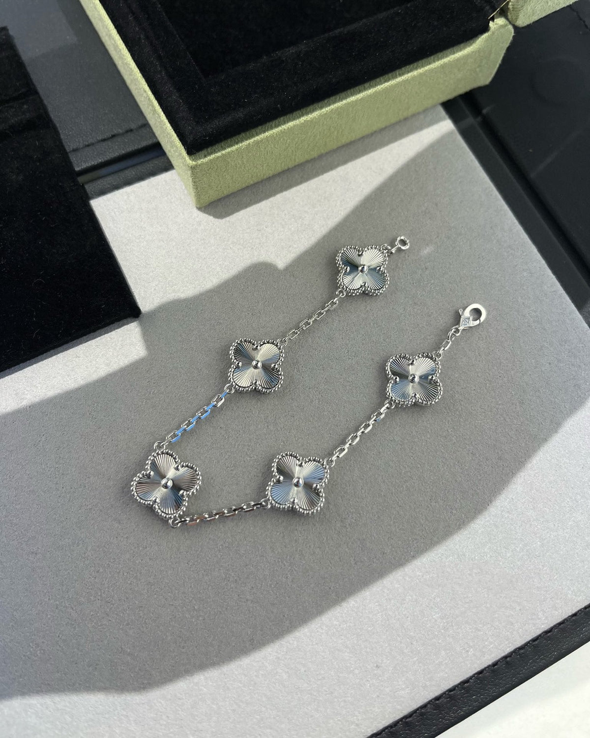 [Limara]LUCKY CLOVER 5-MOTIF BRACELET - LASER COLLECTION